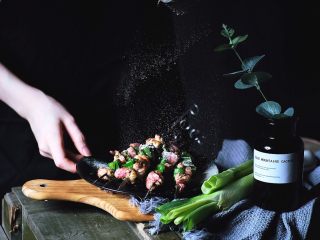 10、超好吃的烤肉配方 青椒烤羊肉/小羊排,烤肉时撒上孜然与红辣椒粉调味 觉得不够咸的还可以再撒点盐