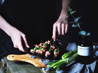 11、超好吃的烤肉配方 青椒烤羊肉/小羊排,烤小羊排可以刷一层蜂蜜试试~甜咸的我也比较爱 只是别放孜然了