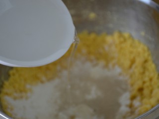 7、玉米面窝窝头,加40克冷水。