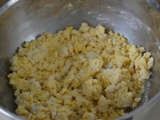 8、玉米面窝窝头,搅拌均匀。