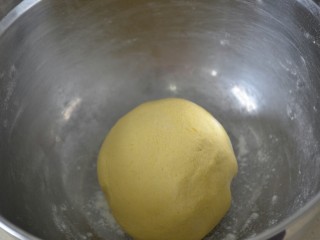 9、玉米面窝窝头,揉搓成面团，盖好，进行发酵，大约一个小时。