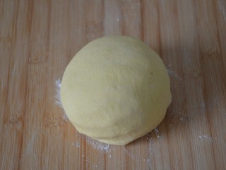 12、玉米面窝窝头,揉搓成不粘手的面团，此时的面团约373克。