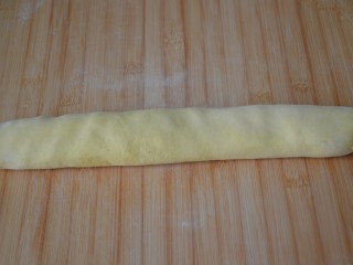 13、玉米面窝窝头,搓成长条。