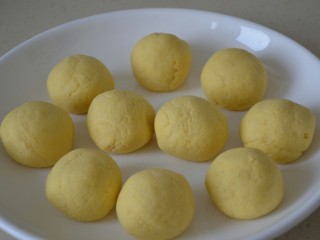 14、玉米面窝窝头,分成10个小剂子，每个剂子约37克。