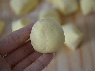 15、玉米面窝窝头,取一个小剂子，先放掌心搓圆。