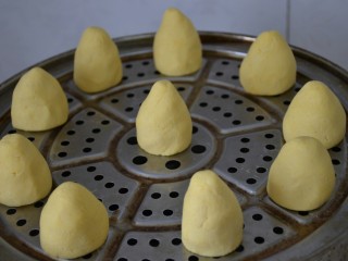 17、玉米面窝窝头,做好的窝窝头依次放蒸锅，蒸18分钟。