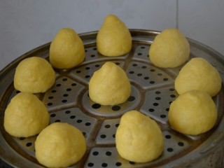 18、玉米面窝窝头,关火后焖五分钟再开锅。