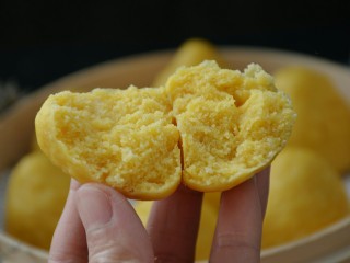 21、玉米面窝窝头,发面的玉米窝窝头，掰开一个看看，口感松软。