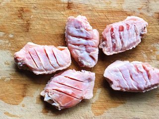 2、盐焗鸡翅,背面切几刀，便于入味，而且容易熟