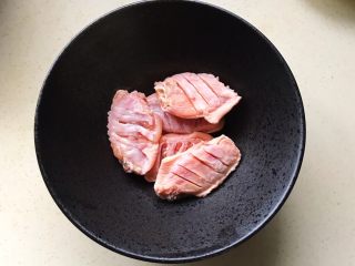 3、盐焗鸡翅,放进容器里