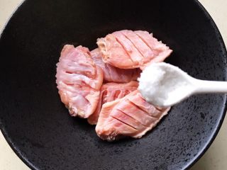 4、盐焗鸡翅,撒适量盐