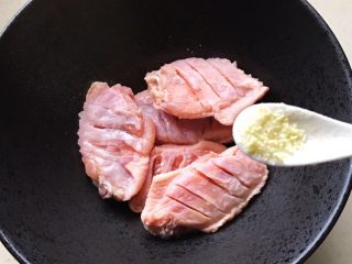 5、盐焗鸡翅,放少量鸡精、胡椒粉