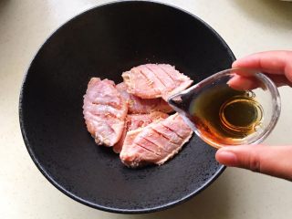 6、盐焗鸡翅,倒入料酒