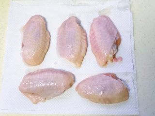 8、盐焗鸡翅,腌制完成后放在厨房上，吸干水分