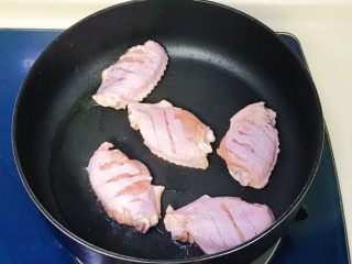 11、盐焗鸡翅,把鸡翅平铺在锅里，切口朝上