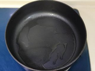 10、盐焗鸡翅,倒入少量油