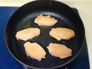 12、盐焗鸡翅,煎两到三分钟后翻面