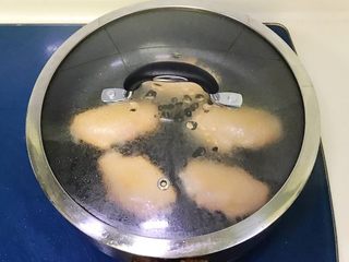 13、盐焗鸡翅,加盖改小火，就让它慢慢地焖煎