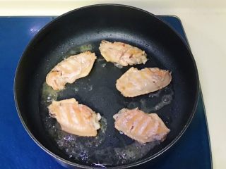 14、盐焗鸡翅,十分钟后打开锅盖，这时会发现鸡翅已经熟了，而且会有汁水出来