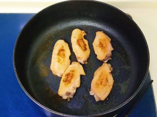 15、盐焗鸡翅,转大火两面煎至金黄就可以关火出炉了