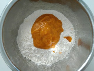 2、换装机器猫小馒头,然后放入面粉里，搅拌成絮状。