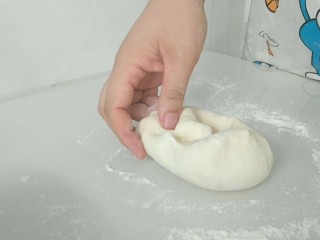 6、换装机器猫小馒头,取出白面团，充分揉捏排气哦，这样馒头蒸出来，才光滑。