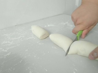 7、换装机器猫小馒头,然后分成小剂子，大小随自己喜欢哦，做给小朋友的话，建议小些哦！