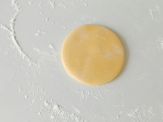 10、换装机器猫小馒头,擀出黄色圆面片，薄些，蒸出来，造型会更好看哦。