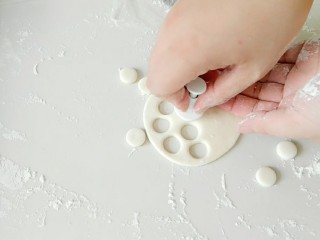 11、换装机器猫小馒头,然后，在压出，白色小圆面片，做眼睛。