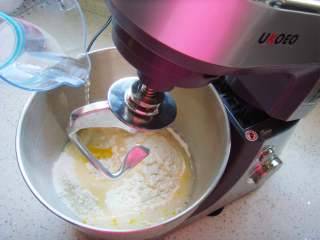 2、豆沙麻花棒,倒入余下的水。