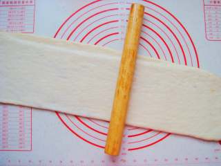 10、豆沙麻花棒,擀成厚度约0.8CM的长条状。