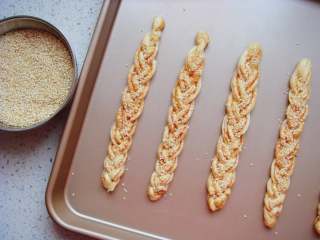 14、豆沙麻花棒,表面撒上熟芝麻。