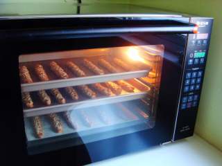 15、豆沙麻花棒,猛犸象智能热风炉提前预热：选择热风功能，160度，烤18分钟，表面上色即可。