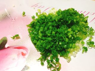 4、快手早餐+鸡蛋葱花软饼,香葱切小备用