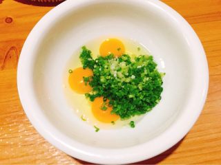 5、快手早餐+鸡蛋葱花软饼,将切好的香葱放入鸡蛋碗里