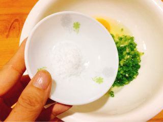 6、快手早餐+鸡蛋葱花软饼,加入适量盐