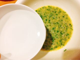8、快手早餐+鸡蛋葱花软饼,加入清水