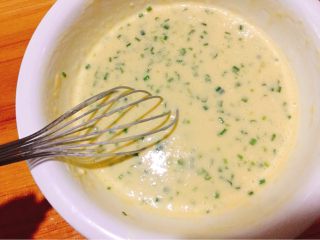 11、快手早餐+鸡蛋葱花软饼,搅拌均匀调至浓稠的糊状