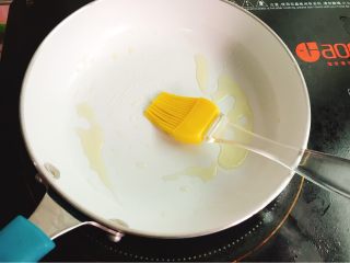 13、快手早餐+鸡蛋葱花软饼,刷上油