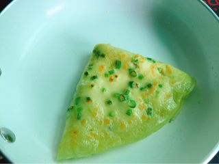 17、快手早餐+鸡蛋葱花软饼,煎好后对再对折就可以出锅了,葱香味十足。