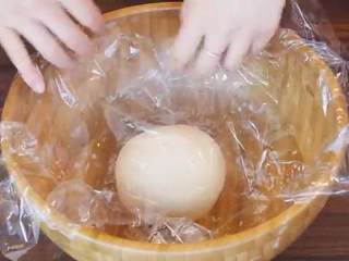 2、茴香盒子,待到面粉凉至室温揉成光滑的面团，用保鲜膜包起来醒40分钟