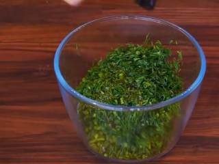 5、茴香盒子,茴香洗净沥干，切掉根部，切成碎末放入碗里，倒入香油拌匀