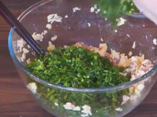 6、茴香盒子,把猪肉馅和鸡蛋碎放入碗里，加入盐搅拌，倒入茴香拌匀