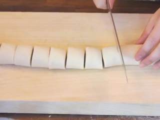 7、茴香盒子,把猪肉馅和鸡蛋碎放入碗里，加入盐搅拌，倒入茴香拌匀