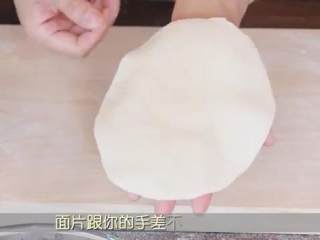 8、茴香盒子,取出一份按扁擀成圆片