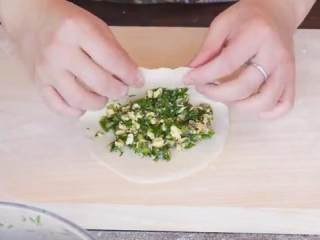 9、茴香盒子,放入两大勺的馅料，把口合起来，捏紧即可