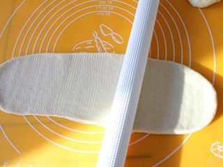 7、圣诞花环面包,用排气擀面杖擀成长条型