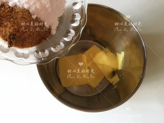 1、燕麦巧克力酸奶杯（阳晨堡尔美克）,黄油室温软化加入糖粉和红糖搅拌均匀，打发至体积稍膨胀