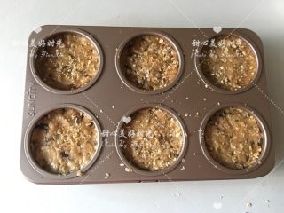 5、燕麦巧克力酸奶杯（阳晨堡尔美克）,将翻拌好的燕麦巧克力平均装入模具中，并压实