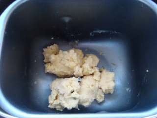 4、#感恩节食谱#绿豆沙之父爱如山,时间到，手上沾少许凉开水防沾，取出面团。